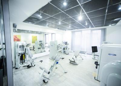 Trainingsgeräte im hellen Ambiente von Medifit Therapiezentrum in Köln-Rodenkirchen